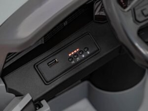 Port USB auto, sistem audio și încărcare, conectivitate în mașină, accesorii auto moderne.