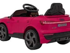 Mașină electrică stil Audi pentru copii în culoare roz, perfectă pentru joc și distracție.