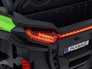 Lumini LED de siguranță pentru vehicule, design modern, lumină roșie intensă.