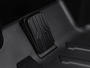 1. Ventilator auto nefuncțional, negru, în interiorul mașinii.