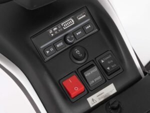 Buton control mașină, pentru viteze și funcții de navigație, în interiorul unui autovehicul.