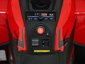 Butoane și panou de control pentru mașinuțe electrice copii, siguranță și funcții de viteză, design jucat și orientat spre joacă sigură.