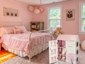 1. Dulap pentru jucării și cărți în cameră de copii roz, decor pentru camere de joacă și dormit.