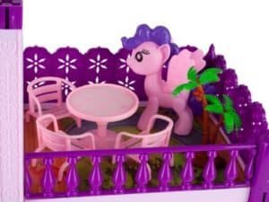 Corp de jucarie pentru copii, cu scena bine detaliata, fata de teren, perfect pentru joaca si dezvoltare imaginativa.