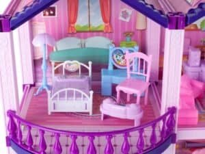 Joacă cu costume pentru copii, jucării și mobilier pentru camera de joacă a fetiței ta.