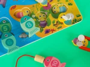 Puzzle educativ pentru copii, joc de pescuit cu pesti colorati și animale marine. Dezvoltă abilitățile motorii și coordonarea vizuală.