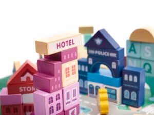 Jucării din lemn pentru copii, castele și orașe de joacă, perfect pentru dezvoltare și distracție.