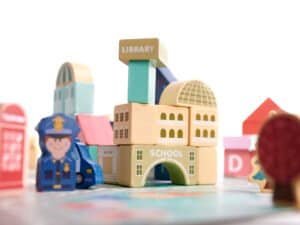 Jucării din lemn pentru copii, casă de jucărie și set de construcții educative pentru joacă sigură.