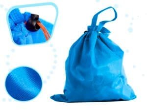 Cărticică pentru depozitare jucării, plyester albastru, cu sistem de strângere cu șnur și clips.