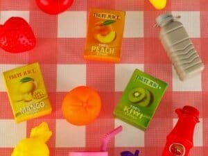 1. Jucării din plastic în formă de fructe și sticla cu suc pentru copii, culori vibrante, pentru joacă și învățare.