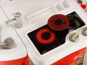 Jucărie de bucătărie pentru copii cu plite electrice și chiuvetă, pentru jocuri creative și educație.