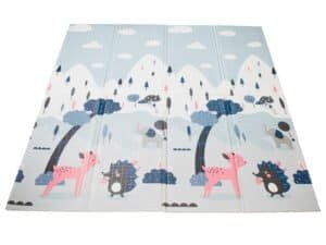 1. Covor de joacă pentru copii cu imprimeu cu animale și peisaj montan.