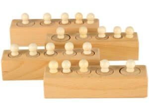 1. Jucarie educativa pentru copii din lemn cu bile colorate.