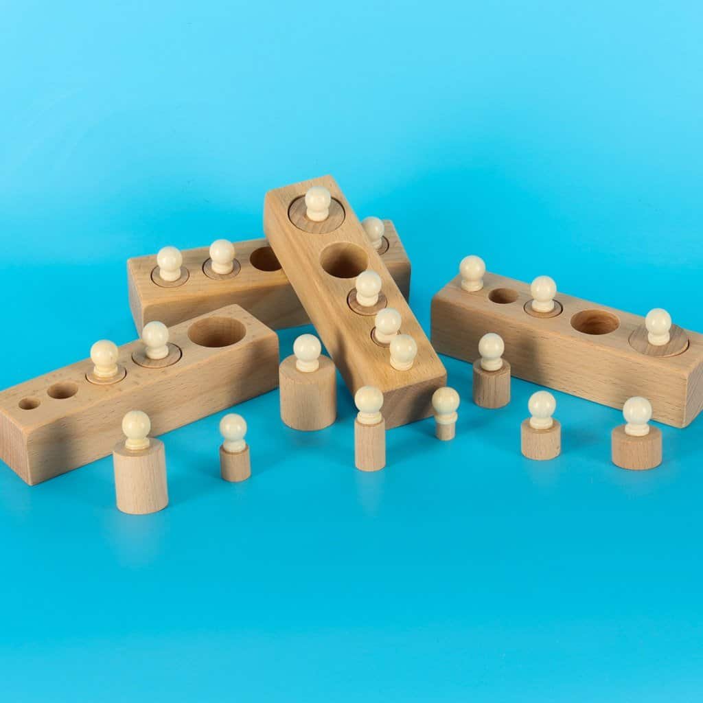 Joc din lemn pentru copii, potrivit pentru dezvoltarea motricității fine și a concentrării.