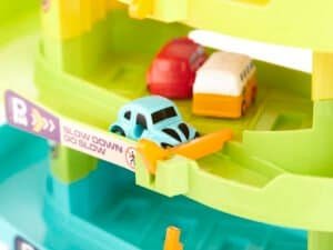 Mașini jucării în casa de leagăn, set cu racetrack și vehicule colorate pentru copii.