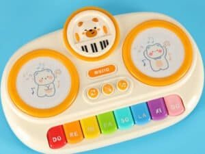 Jucarie muzicala pentru copii cu personaje drăgălașe și taste colorate, ideală pentru dezvoltarea muzicală a celor mici.