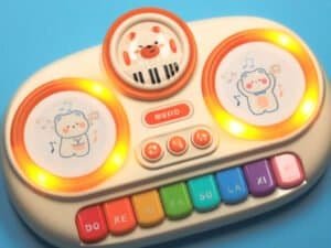 Jucarie muzicala pentru copii cu personaje drăguțe și lumini colorate pentru dezvoltarea senzorială.