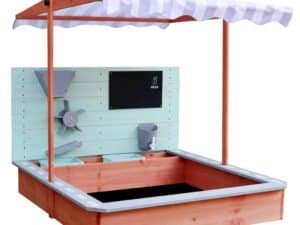 Teren de joacă pentru copii în stil casă de lemn, cu acoperiș și elemente interactive din lemn și metal.