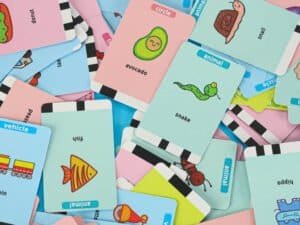 Avocado, animal și vehicul – jucării educative pentru dezvoltarea vocabularului copilului.