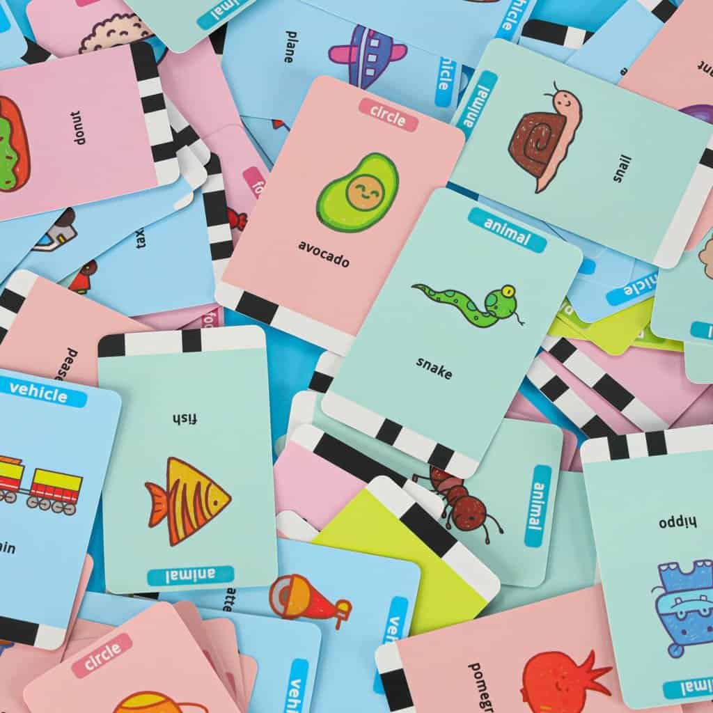 Avocado, animal și vehicul – jucării educative pentru dezvoltarea vocabularului copilului.