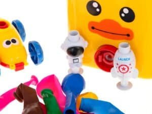 Colorate jucării cu tematică spațială pentru copii, perfect pentru joacă și dezvoltare creativă.