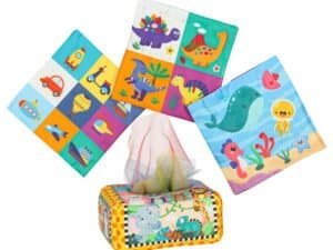 Colorate jucării pentru copii cu printuri de dinozauri, nave și pești, ideale pentru camera copilului.