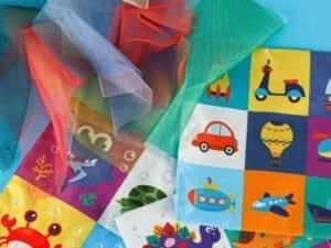 Jucării pentru copii și piese de joacă, cu design colorat și motivații marine și animale.