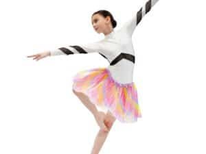 1. Fetiță în costume de balet galben și roz, dansând, în mișcare elegantă, pentru joacă și spectacole.