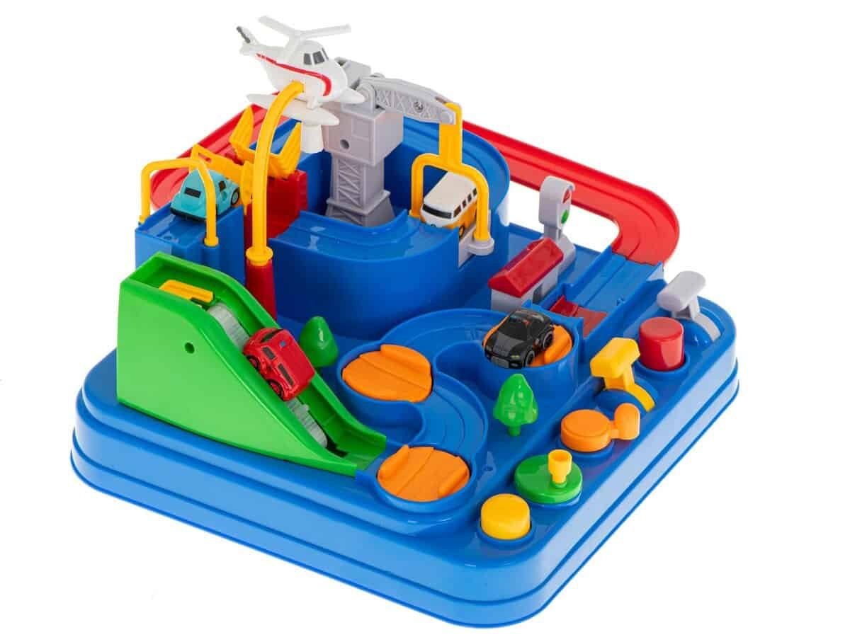 Jucărie de beton pentru copii, circuit cu mașini, avion și piste de curse colorate.