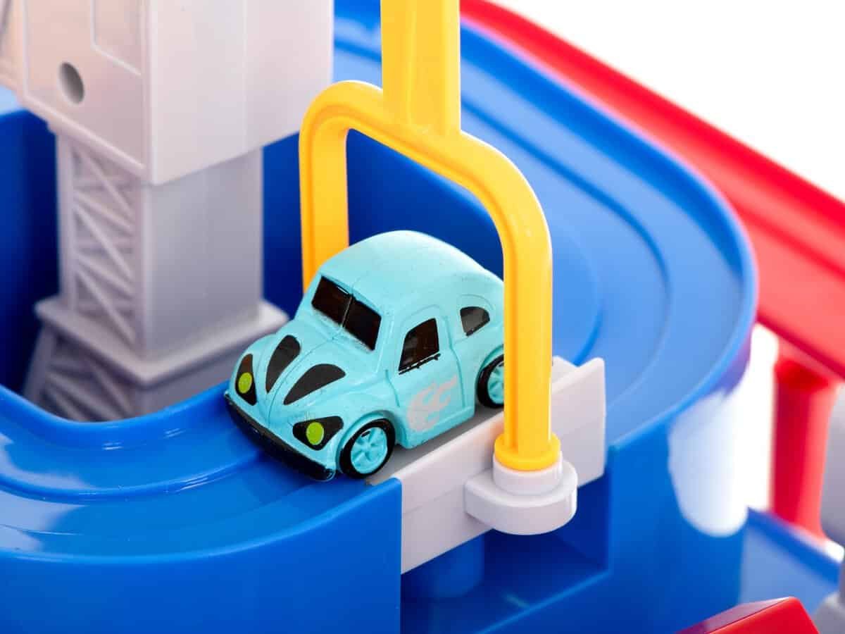 1. Jucarie masina de jucarie pentru copii, design colorat și sigur pentru joaca.