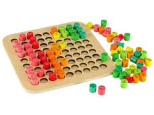 Joc educațional matematic pentru copii cu piese colorate de multipli și împărțiri.