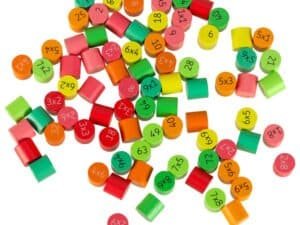 Colorate cuburi cu multiplicări, jucării educative pentru copii, dezvoltare cognitivă și matematică.