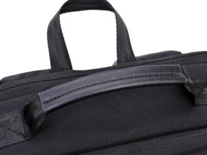 ghiozdanul are buzunar frontal