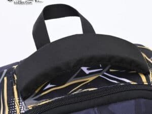 - Acesta are 1 compartiment principal cu buzunar