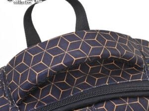 - Acesta are 1 compartiment principal cu buzunar