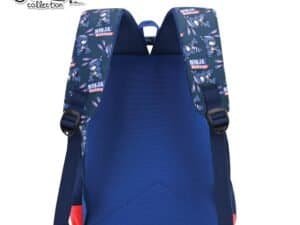 - Ghiozdanelul este confectionat din poliester 900D cu finisaj suplimentar PVC.