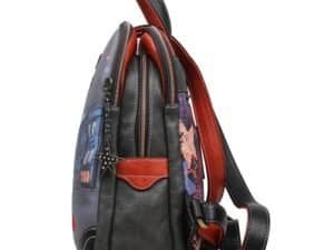 - Geanta are trei compartimente