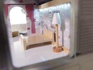 1. Cameră jucărie pentru copii, decor roz cu mobilier din lemn și lampă de peste 4 ani.