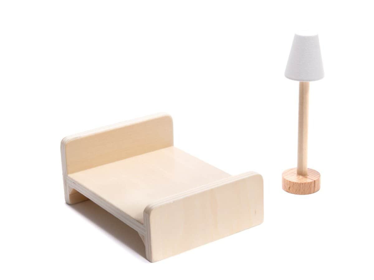 1. Jucării din lemn pentru copii, pat și lampă de decor naturală.