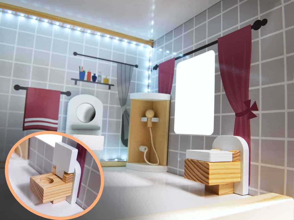 1. Jucarie baie pentru copii, mini duș cu baie și accesorii din lemn, decor pentru joacă.