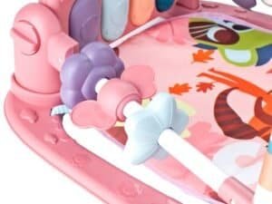 Jucărie de pătuț pentru bebeluși, cu elemente colorate și animate, perfectă pentru dezvoltarea senzorială a micuților.