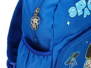 Rucsac pentru copii cu tematică spațială, perfect pentru școală și joacă. Design vibrant și practic pentru cei mici.
