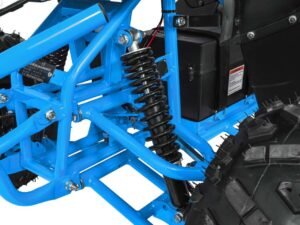 1. Jucării pentru copii în formă de mașină montată pe teren de joacă.