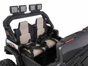 1. Scaune pentru copii și iluminare LED pe jeep off-road.