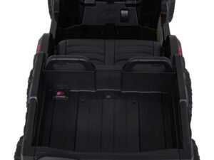 Mașinuță electrică pentru copii, model off-road, cu design realist și volan detaliat, perfect pentru distracție sigură.