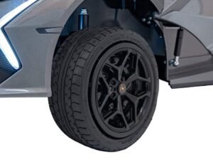 Jucărie mașină electrică pentru copii, design modern și sigur pentru joacă în exterior.