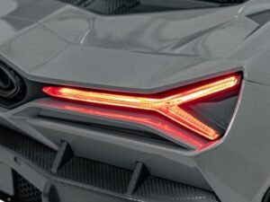 Faruri LED mașină sport, iluminare semnalizare modernă, design sportiv, accesoriu auto calitativ.