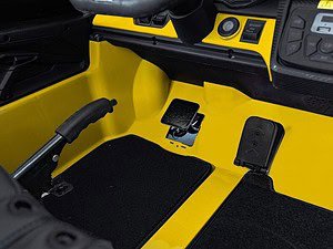 1. Tavă galbenă pentru copii în interiorul mașinii, jucărie educativă și divertisment.