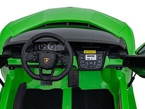 Mini mașină electrică pentru copii în culoare verde, cu puncte de control și display digital modern.