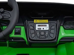 1. Tablou de bord al jucăriei electrice pentru copii în culori negru și verde.